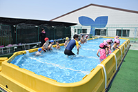 プールであそぶ園児たち